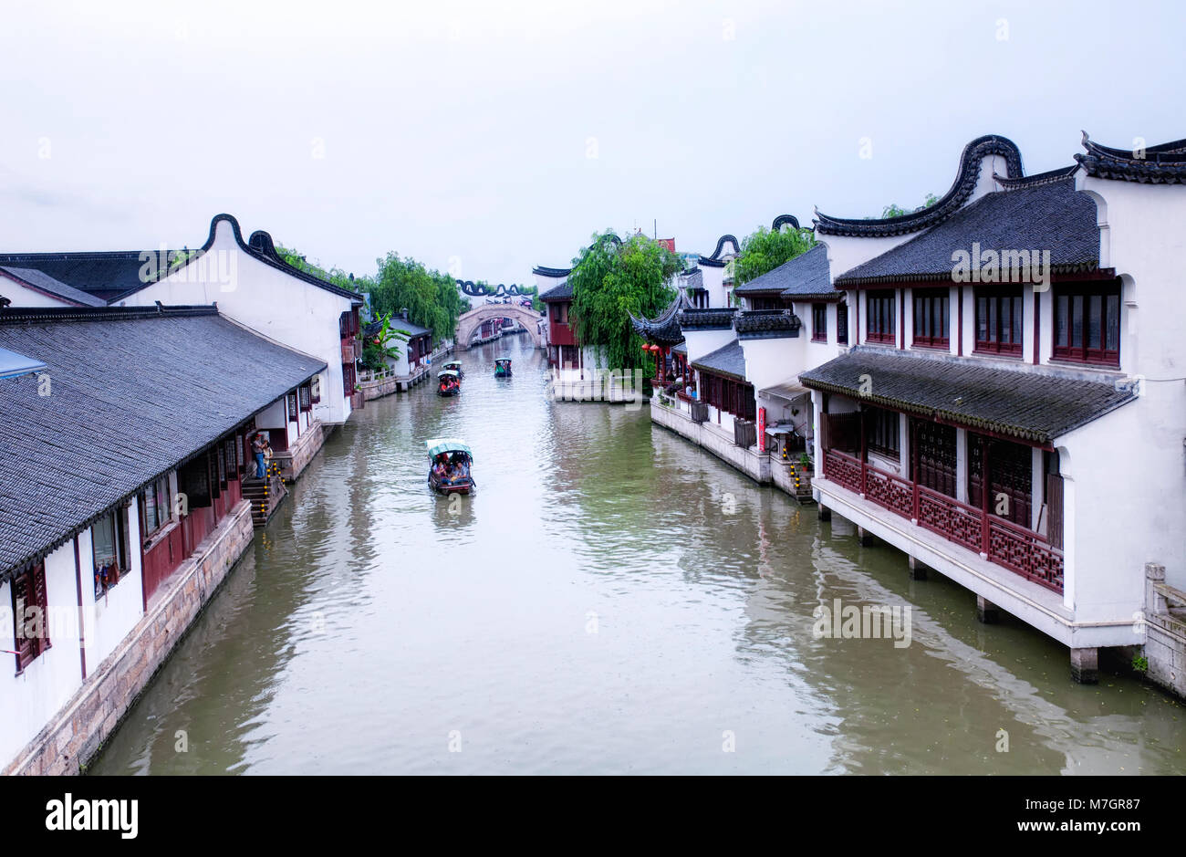 Le 5 juillet 2015. Shanghai, Chine. Les touristes chinois sur les nombreux ponts et bateaux sur l'eau de canaux Zhaojialou ville de Shanghai Chine entouré par Banque D'Images