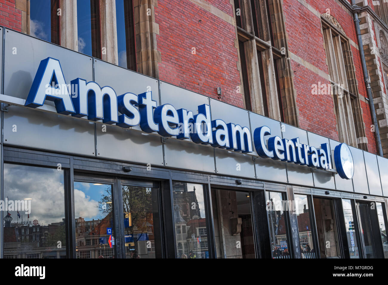 Amsterdam, Pays-Bas, le 18 avril 2017 : Entrée de la gare centrale d'Amsterdam. Amsterdam Centraal Station est plus grande gare principale, natio Banque D'Images