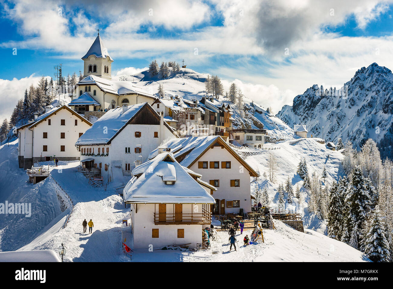 Avis de Santuario della Madonna del Lussari couverte de neige à Tarvisio, Friuli Venezia Giulia, Italie du Nord. Banque D'Images