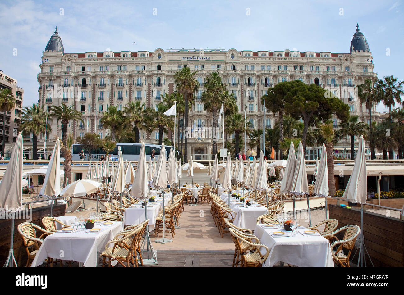 Restaurant de plage de l'Hôtel Carlton Intercontinental, Cannes, Côte d'Azur, France Sud, France, Europe Banque D'Images