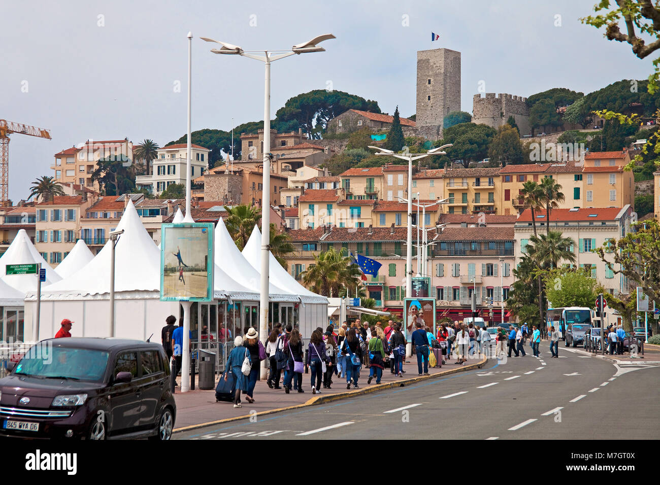 Pavillons de La Croisette près du vieux port, derrière la vieille ville Le Suquet avec tour du Mont Chevalier, Cannes, Côte d'Azur, France Sud, France, Union européenne Banque D'Images