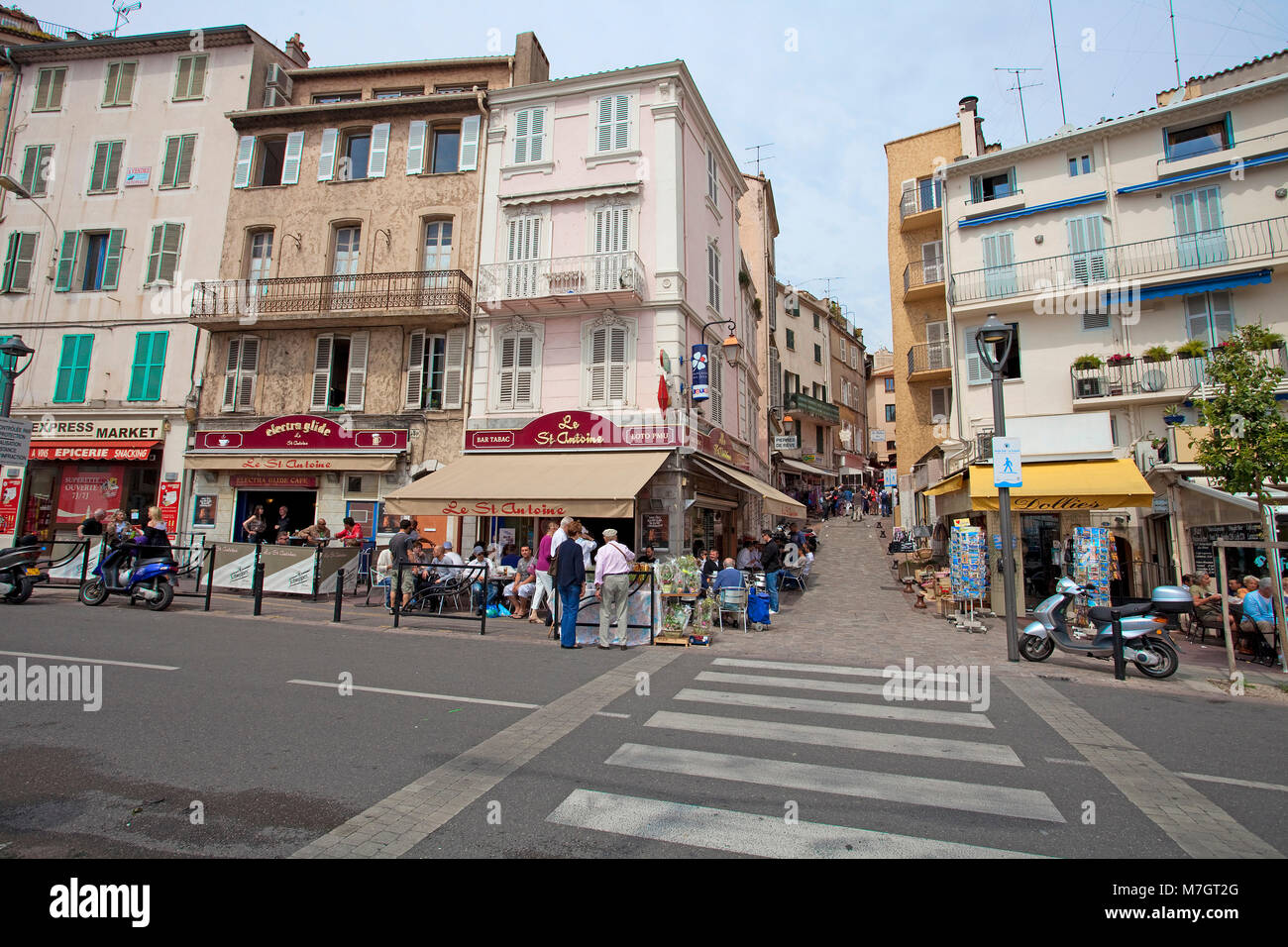 Terrasses de cafés et de boutiques de souvenirs à la vieille ville du Suquet, Cannes, Côte d'Azur, France Sud, France, Europe Banque D'Images
