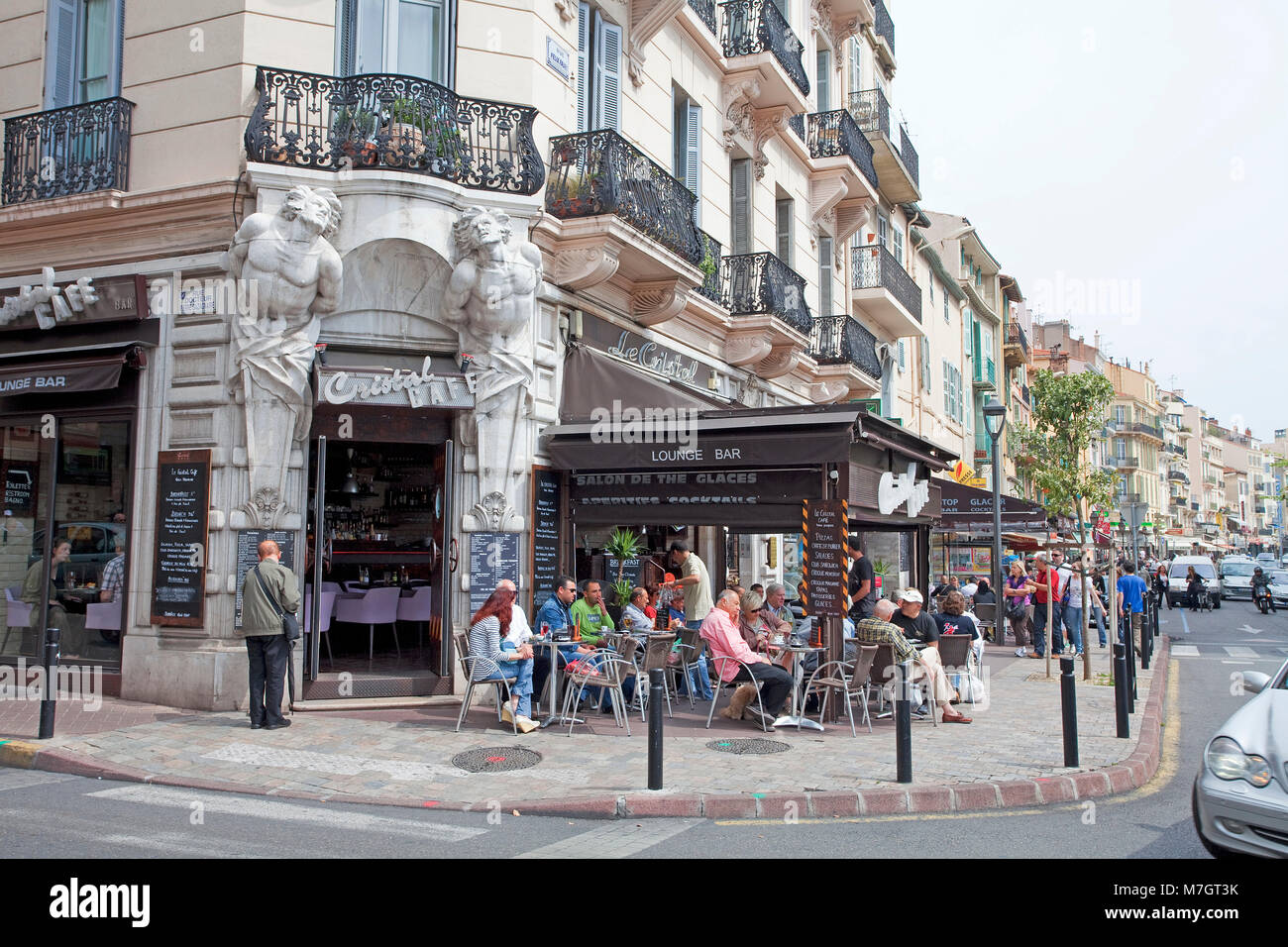 Au café de la rue vieille ville du Suquet, Cannes, Côte d'Azur, France Sud, France, Europe Banque D'Images