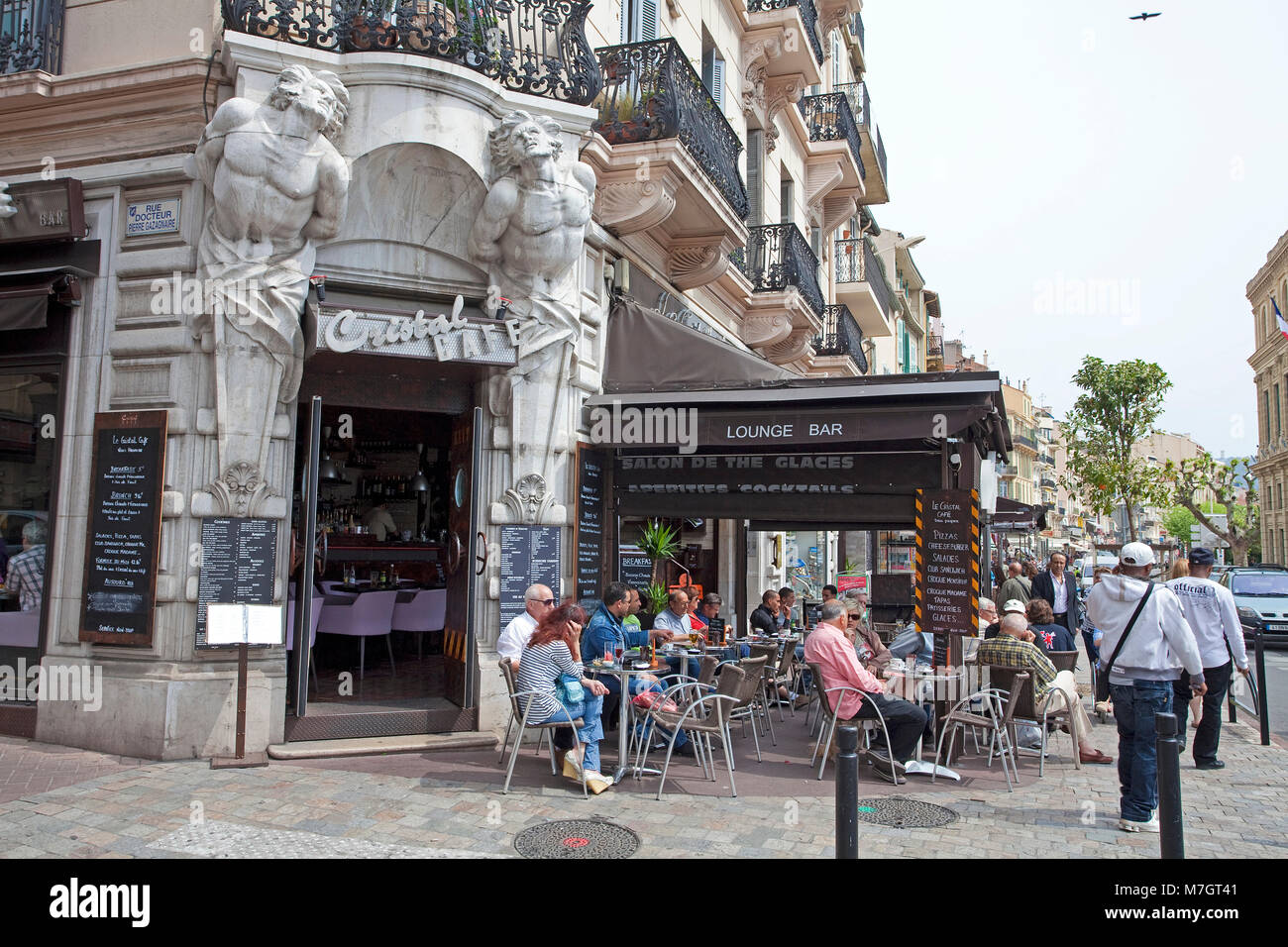 Au café de la rue vieille ville du Suquet, Cannes, Côte d'Azur, France Sud, France, Europe Banque D'Images