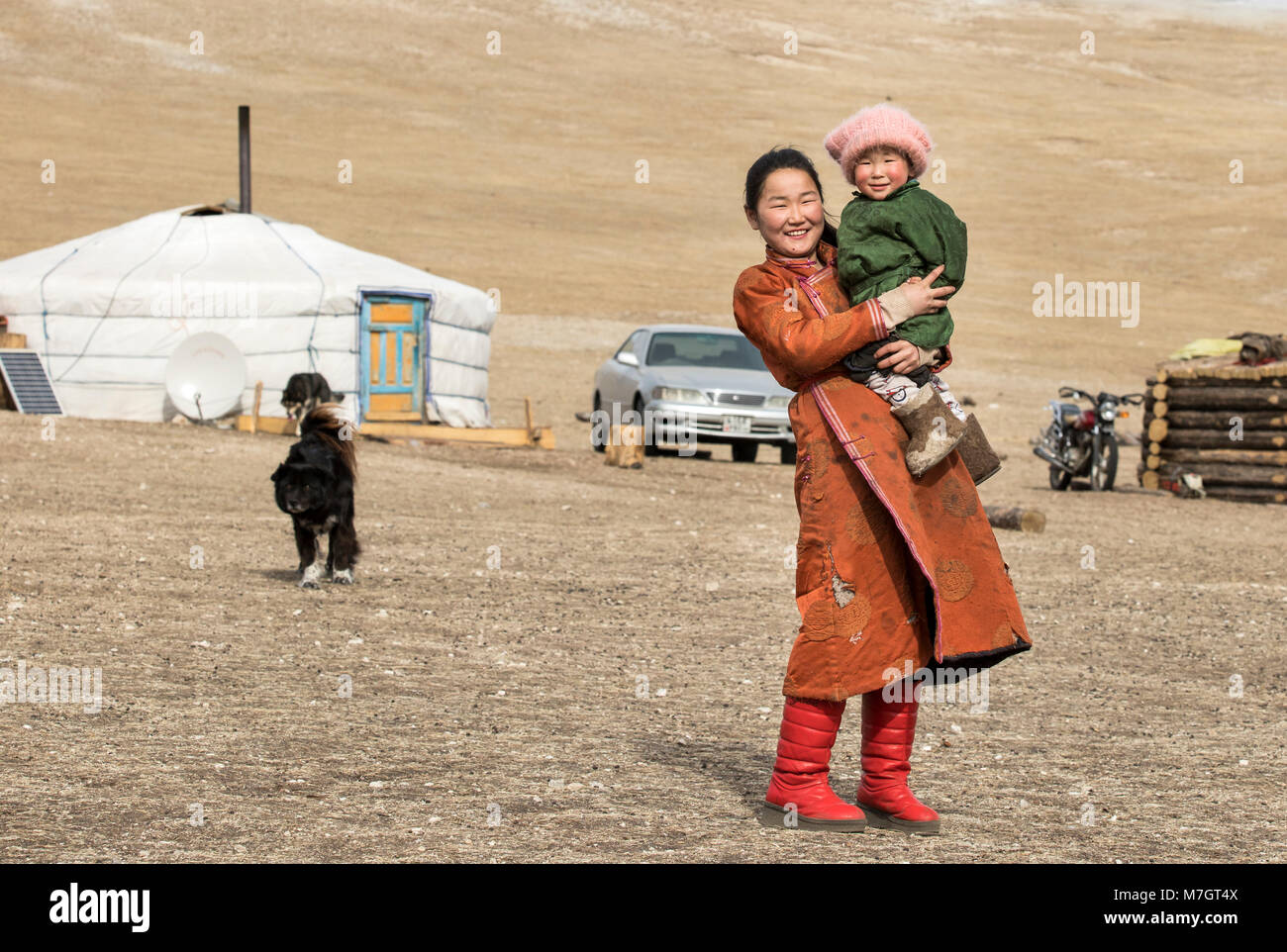 Hatgal, la Mongolie, le 3 mars 2018 : les enfants mongols dans une steppe de Mongolie du Nord Banque D'Images