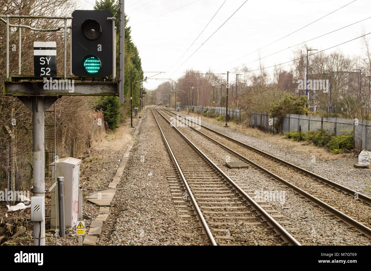 Les lignes de chemin de fer avec feu vert Banque D'Images