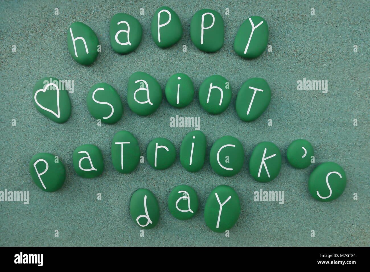 Happy Saint Patrick's Day avec plus de pierres peintes en vert de sable vert Banque D'Images