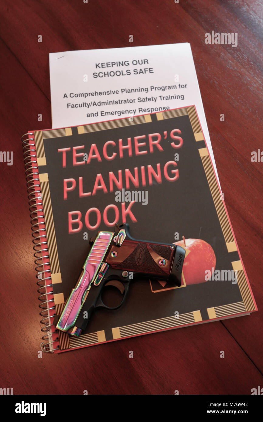 Un enseignant prépare son matériel, y compris un pistolet, pour entrer dans le programme de formation nécessaire au bras elle-même dans la salle de classe pour la protection des st Banque D'Images