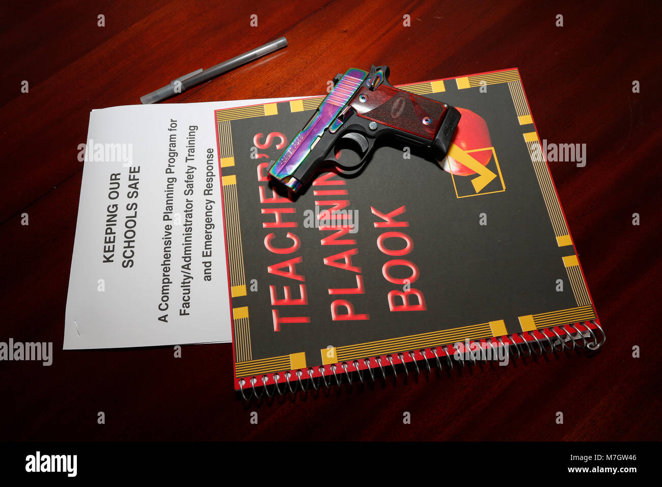 Un enseignant prépare son matériel, y compris un pistolet, pour entrer dans le programme de formation nécessaire au bras elle-même dans la salle de classe pour la protection des st Banque D'Images