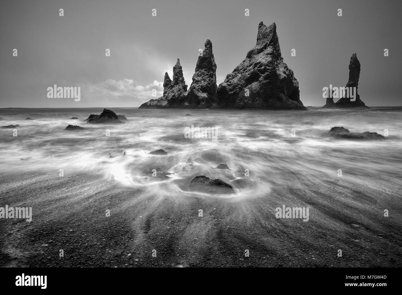 Emblématique, Reynisdrangar rochers dans la plage de Reynisfjara qui jouit Banque D'Images
