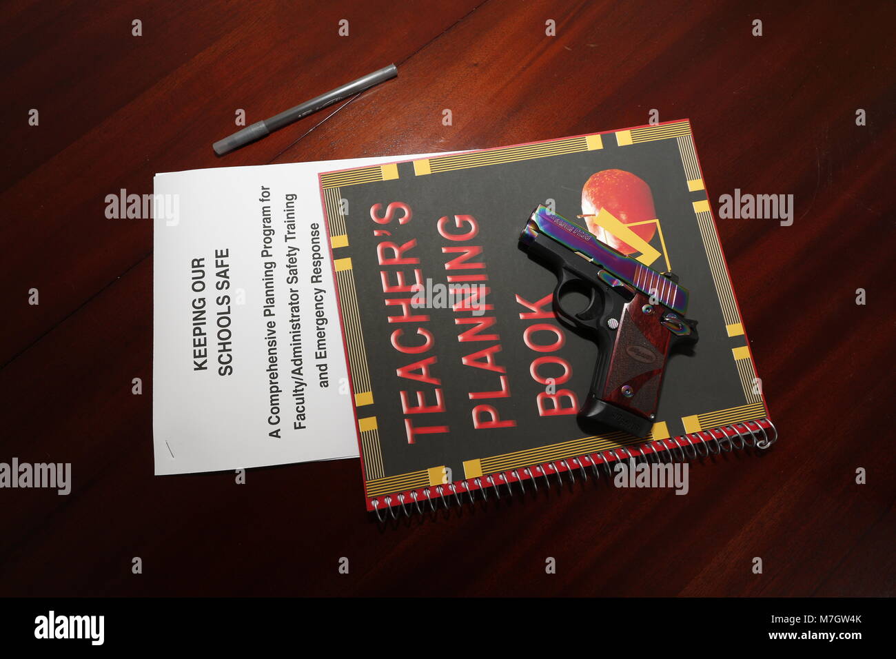 Un enseignant prépare son matériel, y compris un pistolet, pour entrer dans le programme de formation nécessaire au bras elle-même dans la salle de classe pour la protection des st Banque D'Images