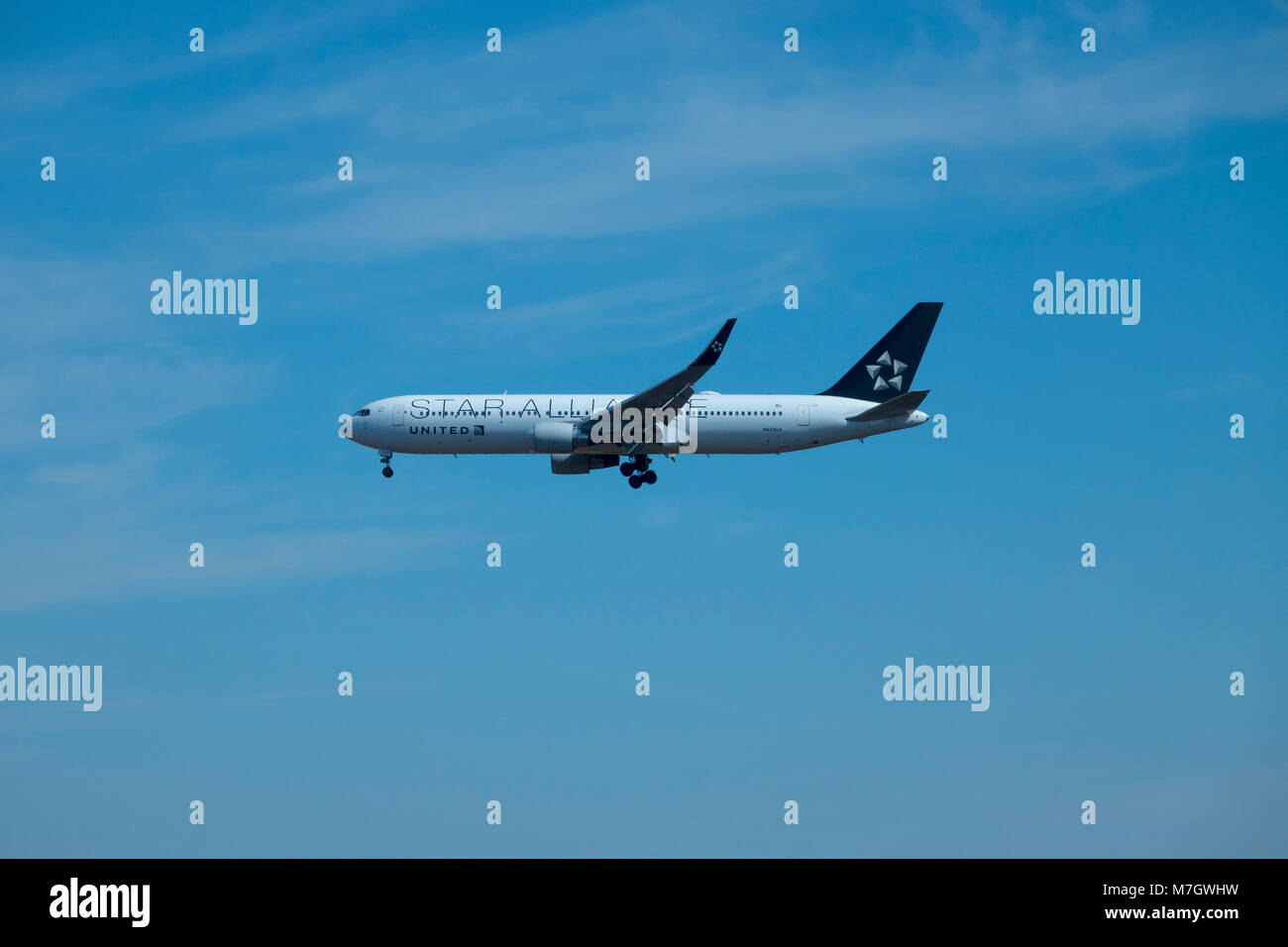 United Star Alliance B 767- 322 ER Boeing Aircraft jet à l'atterrissage à l'aéroport de Dulles, Virginie Chantilly Fairfax Comté Banque D'Images
