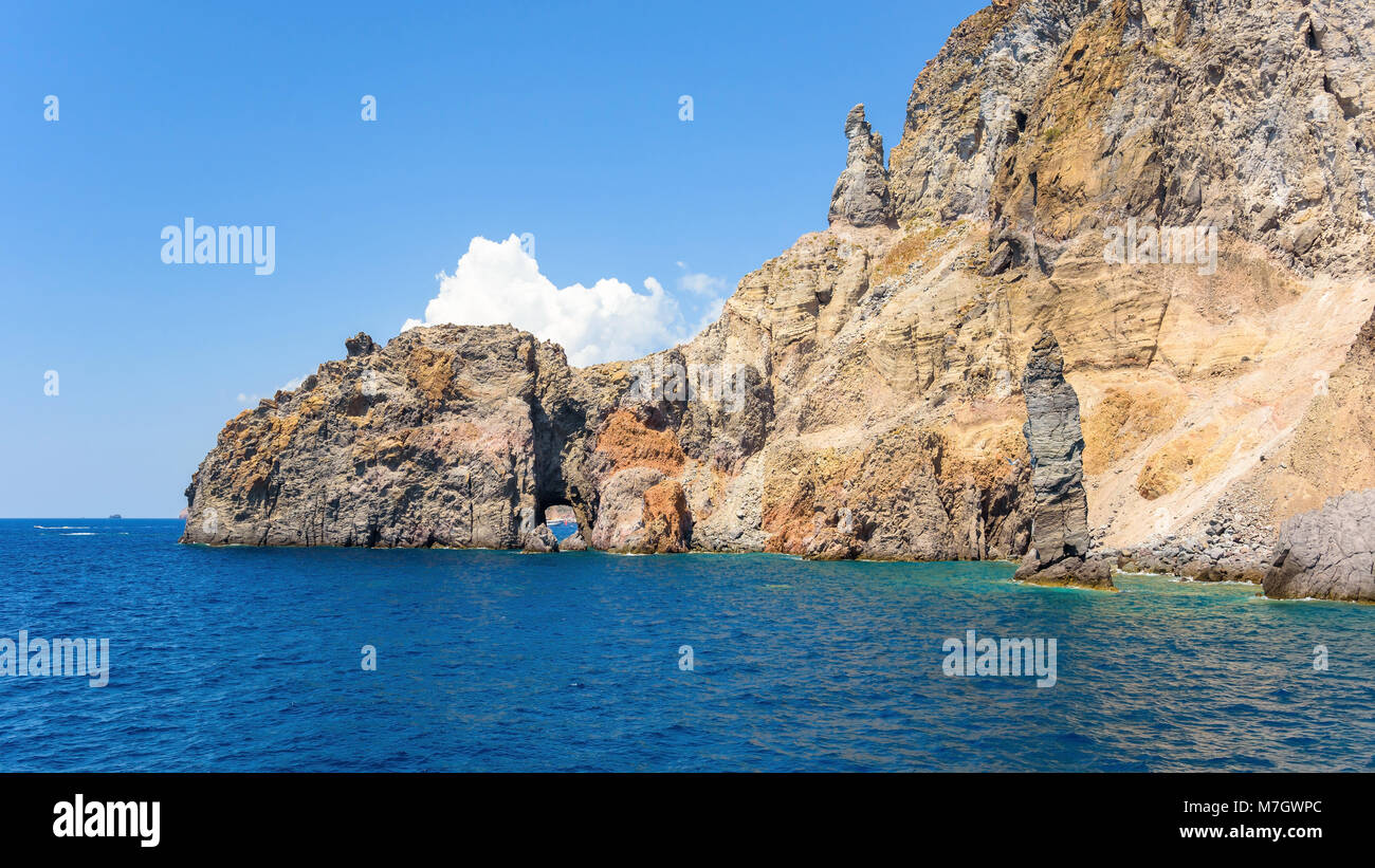 Vue panoramique des formations rocheuses à l'île de Lipari, iles Eoliennes, Italie Banque D'Images