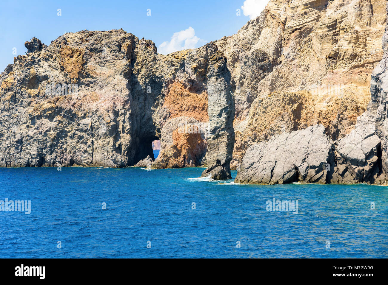 Les formations rocheuses à la côte de l'île de Lipari, iles Eoliennes, Italie Banque D'Images