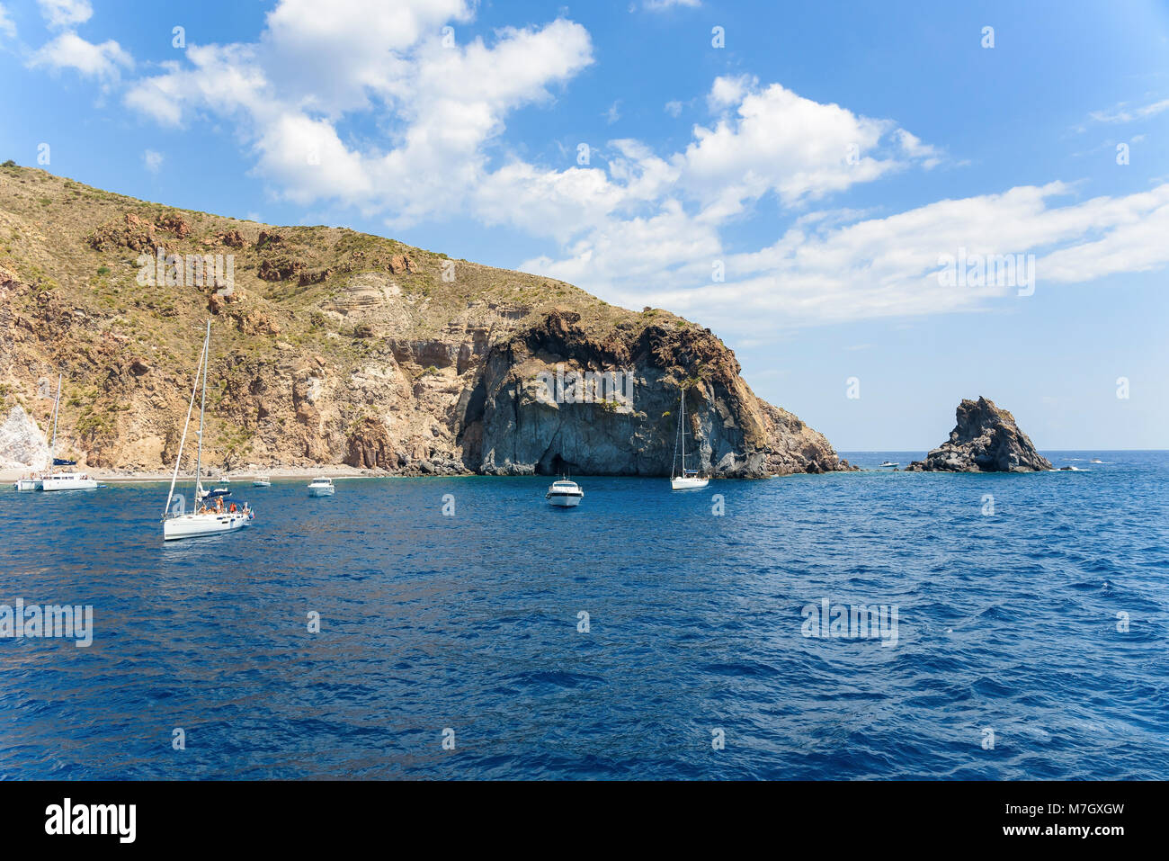Yachts dans la côte rocheuse de l'île de Lipari, iles Eoliennes, Italie Banque D'Images