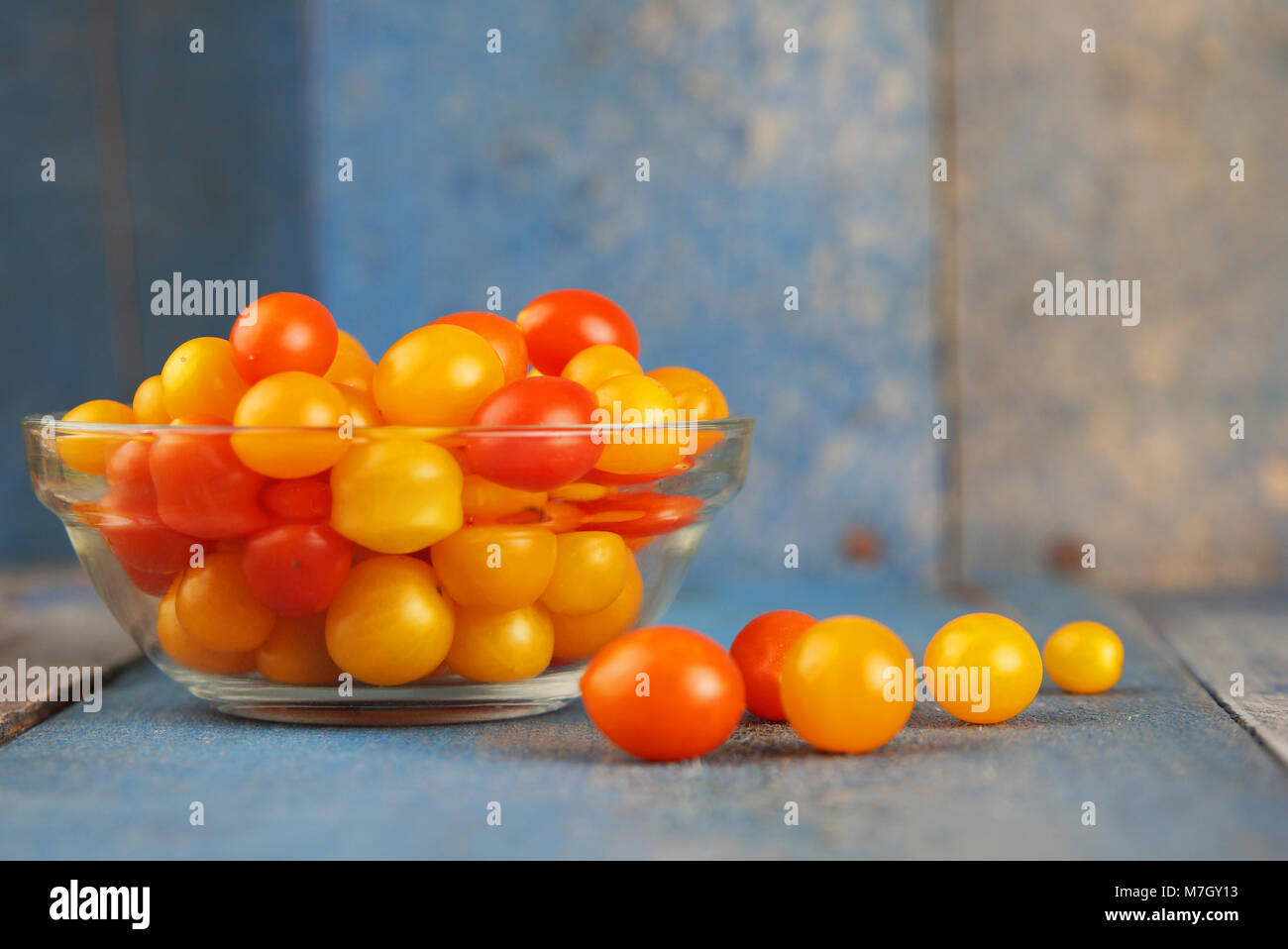 Délicieux et coloré jaune et tomates cerises rouges Banque D'Images