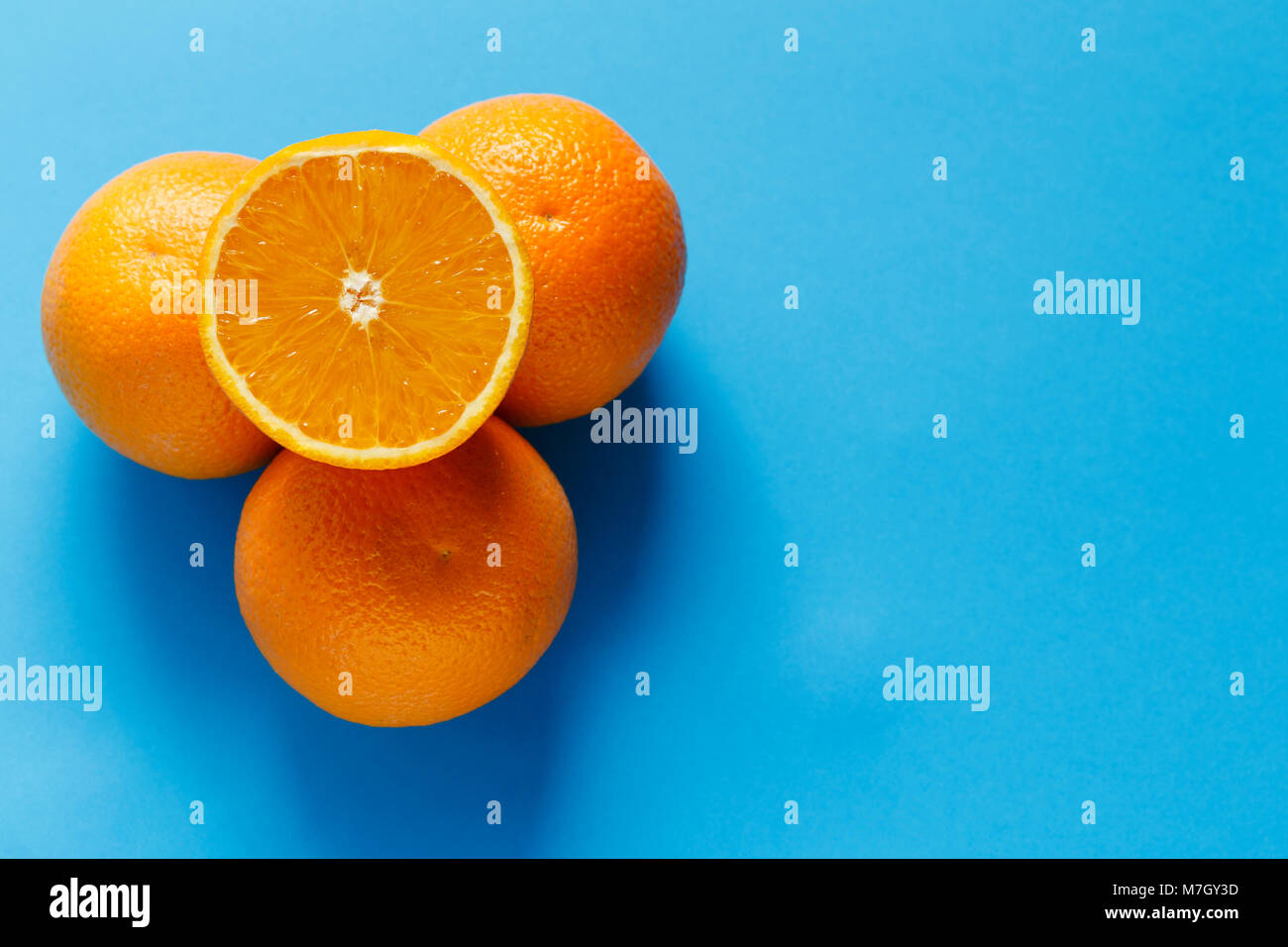 L'orange isolé sur fond bleu Banque D'Images