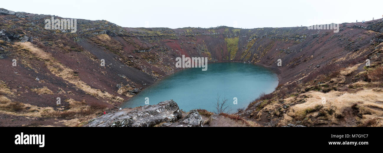 Kerið (ou Kerid) est un lac de cratère volcanique situé dans la région de Grímsnes dans le sud de l'Islande, ainsi que le cercle d'Or Banque D'Images
