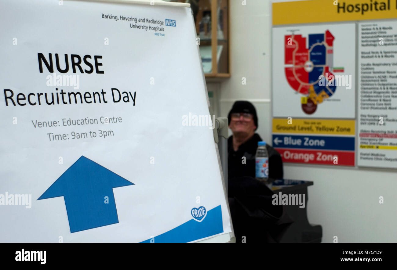 Un signe de recrutement de personnel infirmier s'affiche à côté d'un pianiste dans l'entrée principale de l'hôpital de Queen's à Romford, dans l'Est de Londres le 10 mars 2018. Banque D'Images