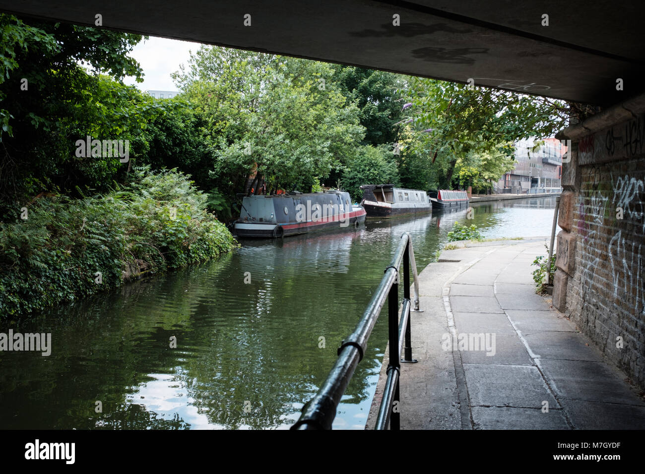 Sous un pont sur le Canal Grand Union est de Camden Town en vue de bateaux étroits, Londres, UK Banque D'Images