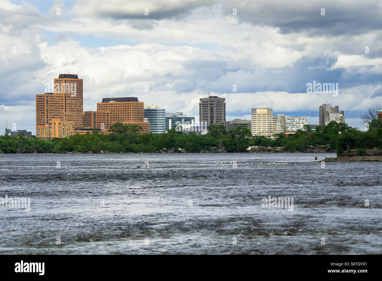 Vue sur le centre-ville de Hull sur la rivière des Outaouais Banque D'Images