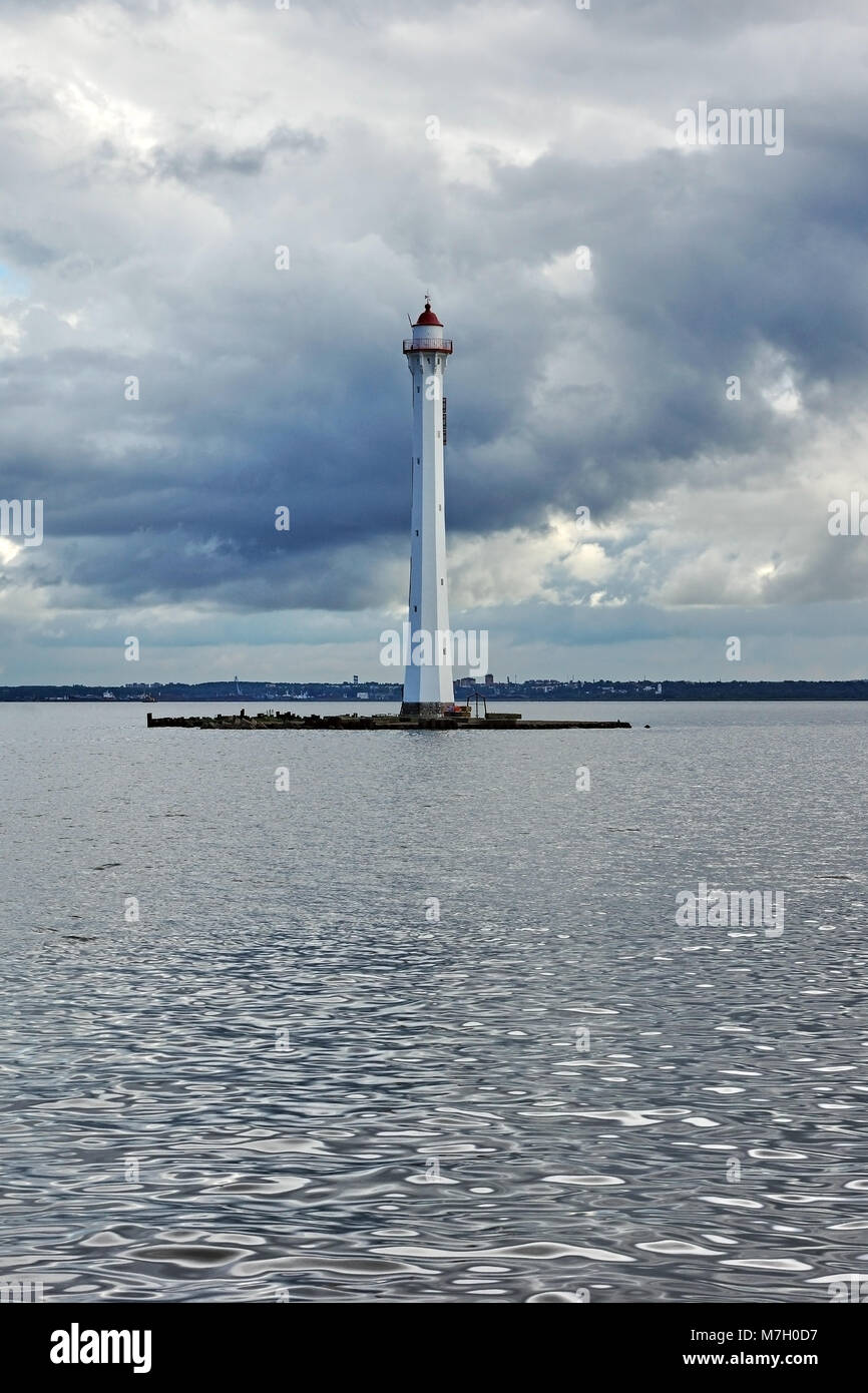 Dans la région de Léningrad, sur l'île il y a un vieux phare à l'entrée du golfe de Finlande. Retro, la Russie, de l'eau paysage.Lighthouse Banque D'Images