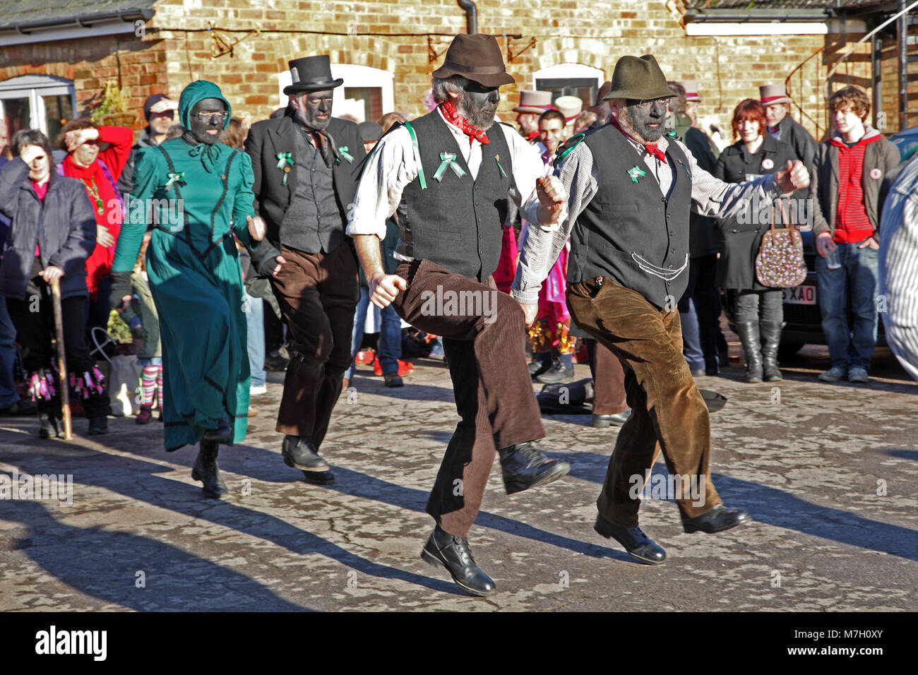 Morris Dancers avec des visages noircis de paille à Whittlesey Fête de l'Ours, España. Banque D'Images