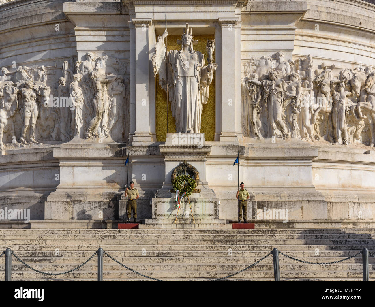 Déesse Roma, flamme éternelle, Tombe de soldat inconnu, Altare della Patria, Rome, Italie Banque D'Images