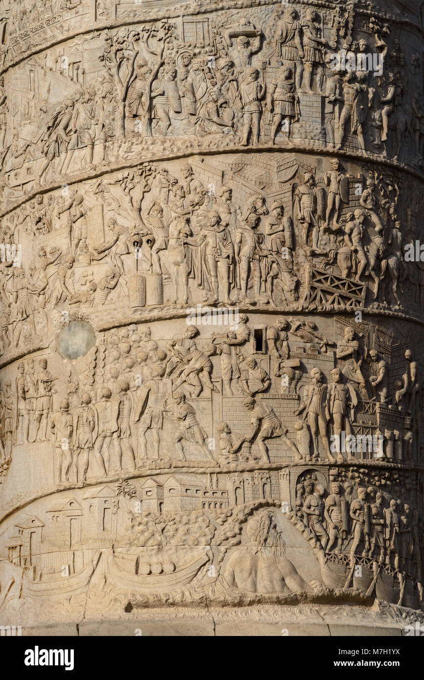 Détail de la colonne de Trajan, Rome, Italie Banque D'Images