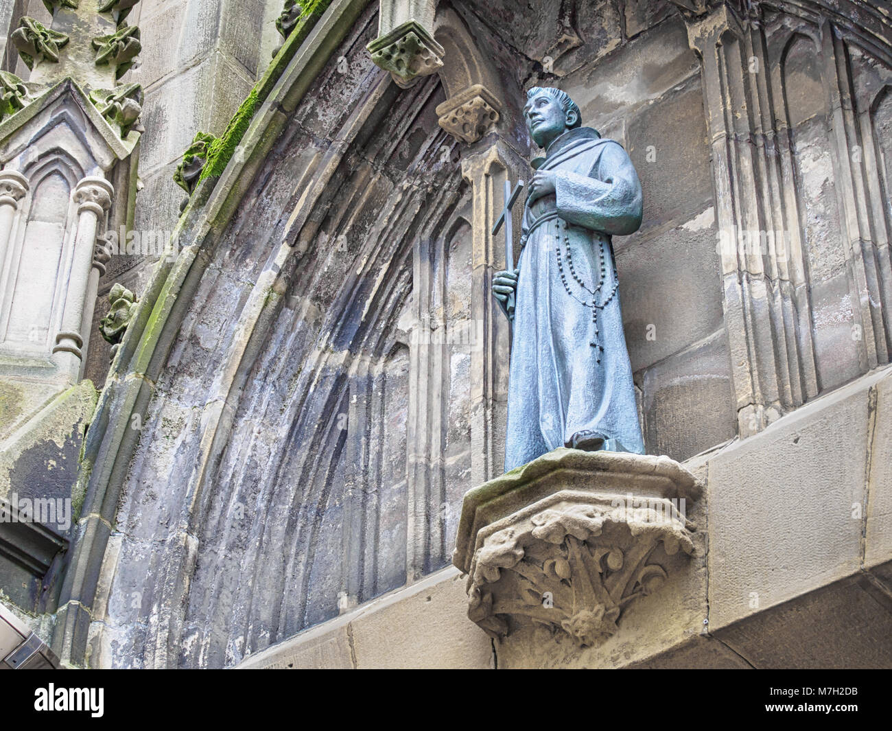 Sculpture d'un moine sur la façade de la cathédrale du Bon Pasteur à San Sebastian, Pays Basque, Espagne. Banque D'Images