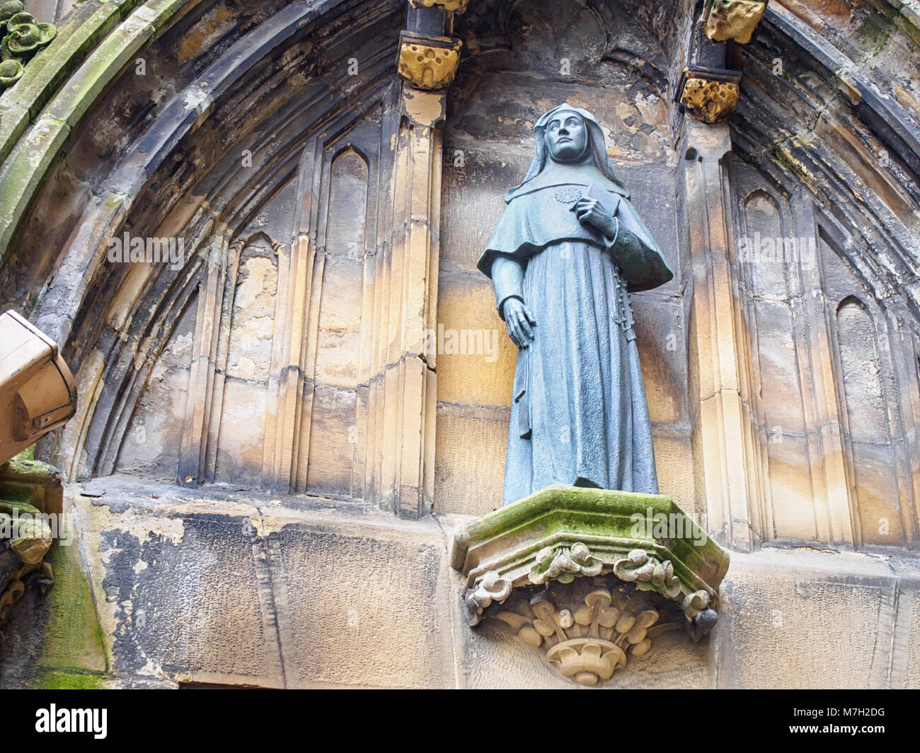 Sculpture d'une religieuse sur la façade de la cathédrale du Bon Pasteur à San Sebastian, Pays Basque, Espagne. Banque D'Images