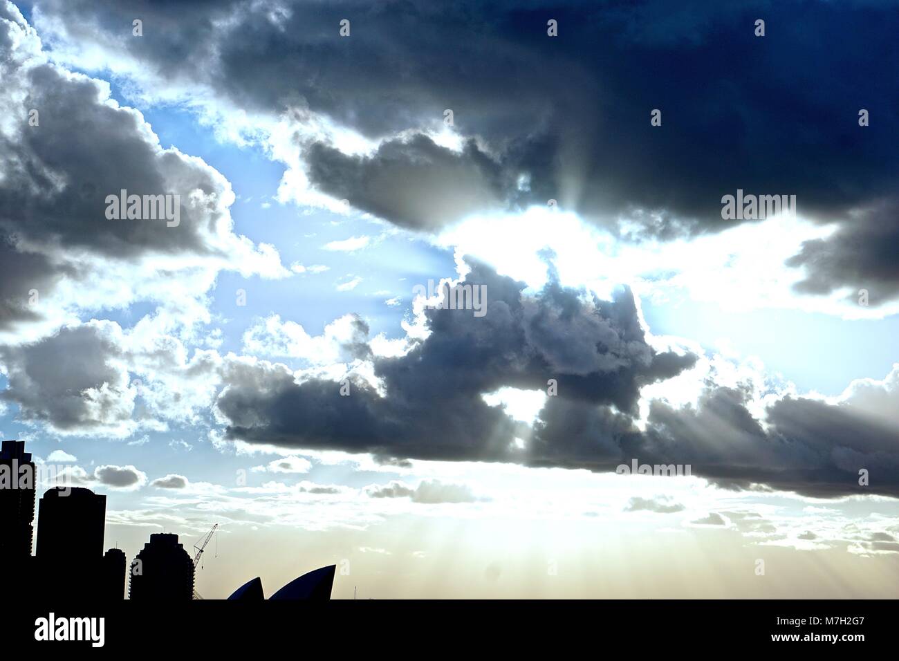 Ciel sauvages sur Sydney, Australie. Banque D'Images