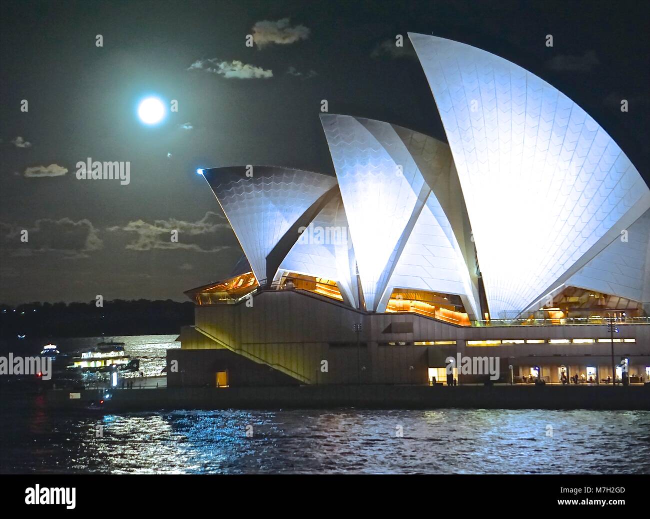 Lune croissante au Sydney Opera House Banque D'Images