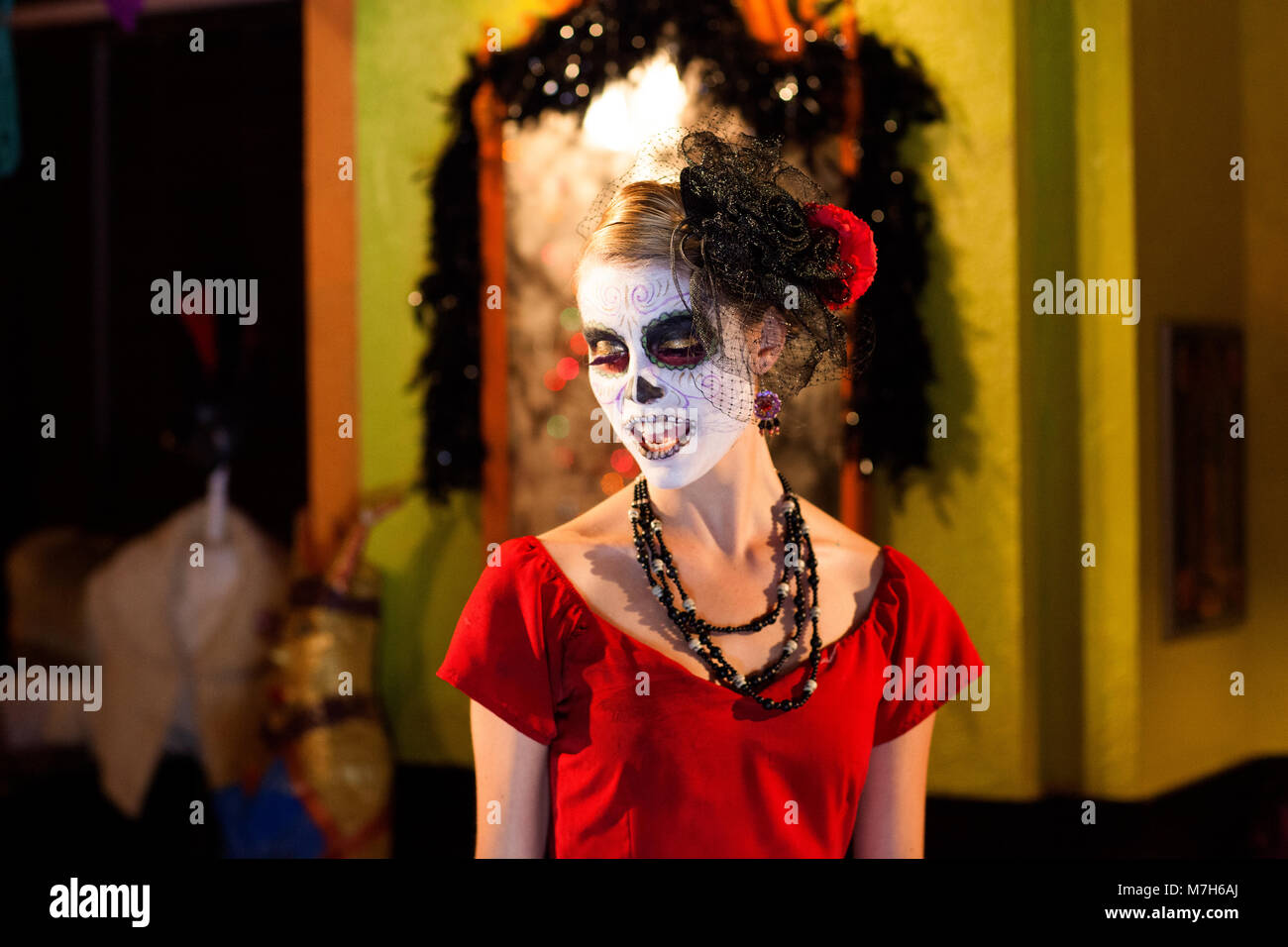 Dame de la mort, la Calavera Catrina, habillé pour le Jour des Morts, día de muertos, une fête nationale mexicaine. Banque D'Images