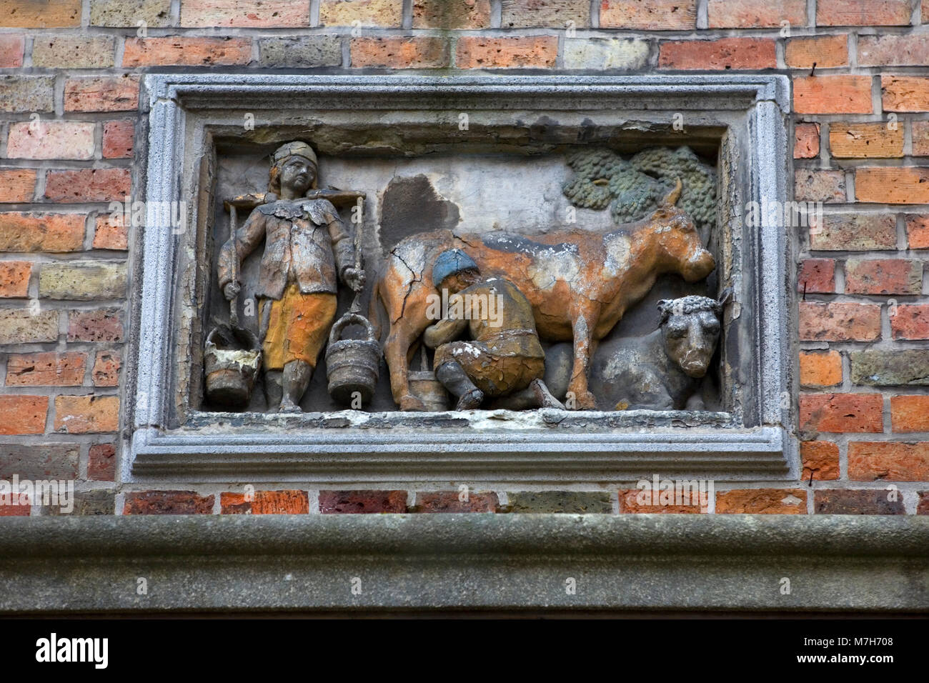 Huidenvettersplein, Brugge, Belgique : une ancienne plaque représentant la production laitière sur le mur de restaurant classique Duc de Bourgogne Banque D'Images