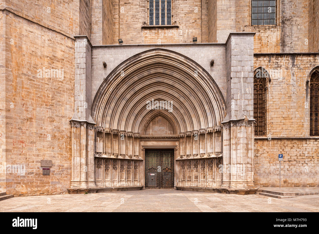 Porte Sud, la cathédrale Sainte Marie de Gérone, Gérone, Catalogne, Espagne. Banque D'Images