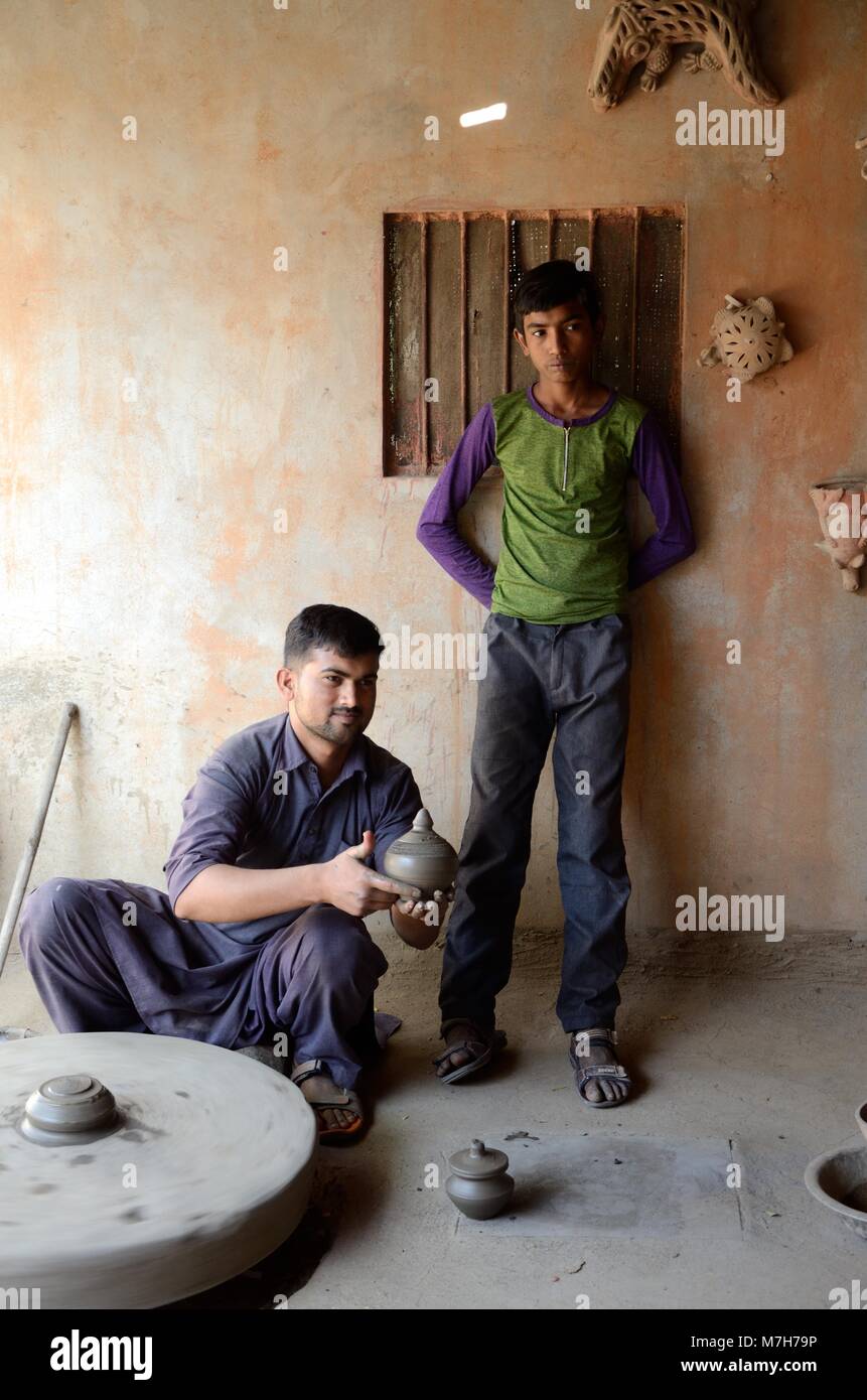 L'homme indien potter montrant une cuvette d'argile jeté sur une roue potters village Bishnoi Rajashan Jodhpur Inde Banque D'Images