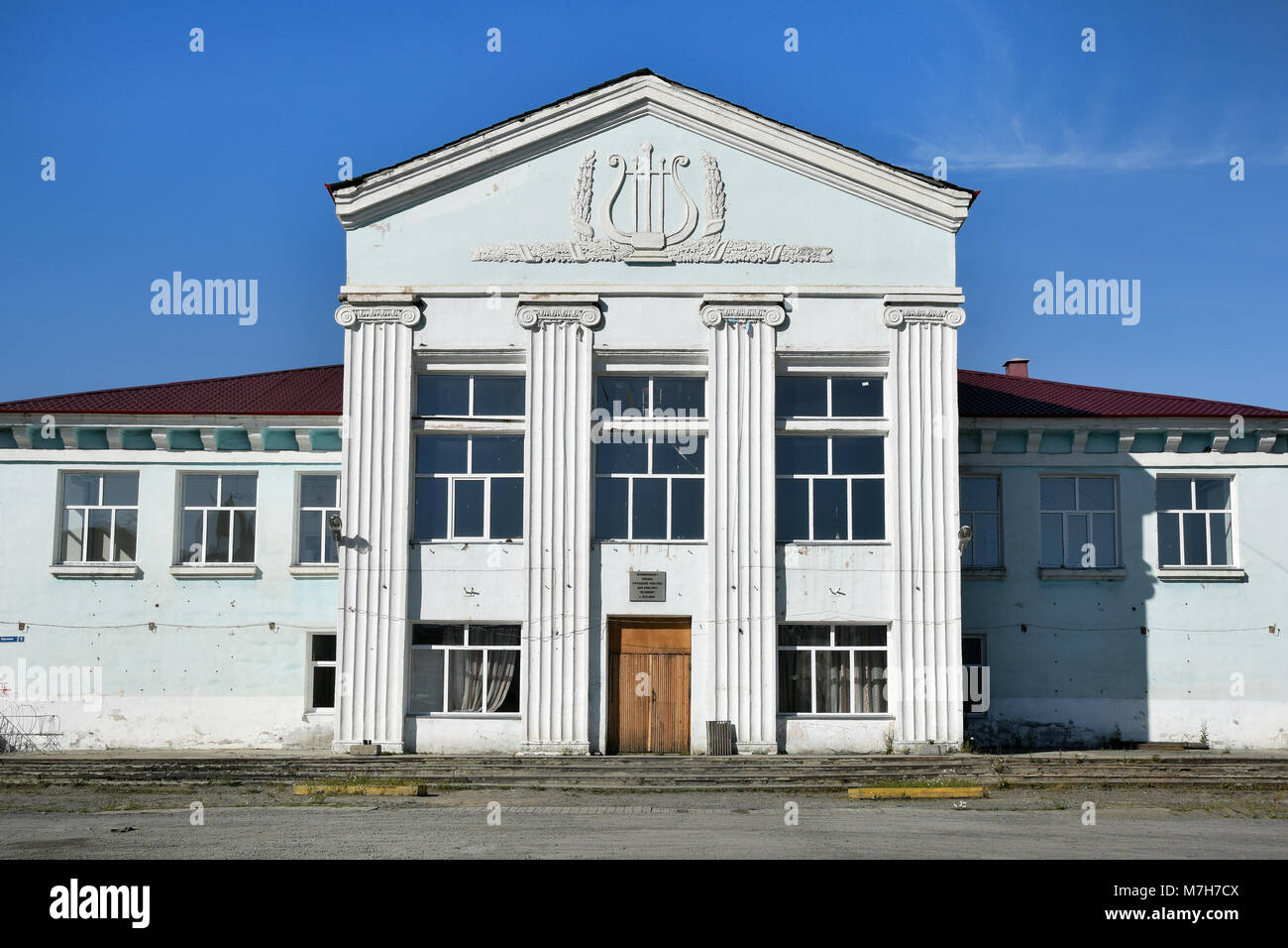 L'avant du théâtre musical à la ville de Ust Nera, le nord de la Kolyma. Banque D'Images