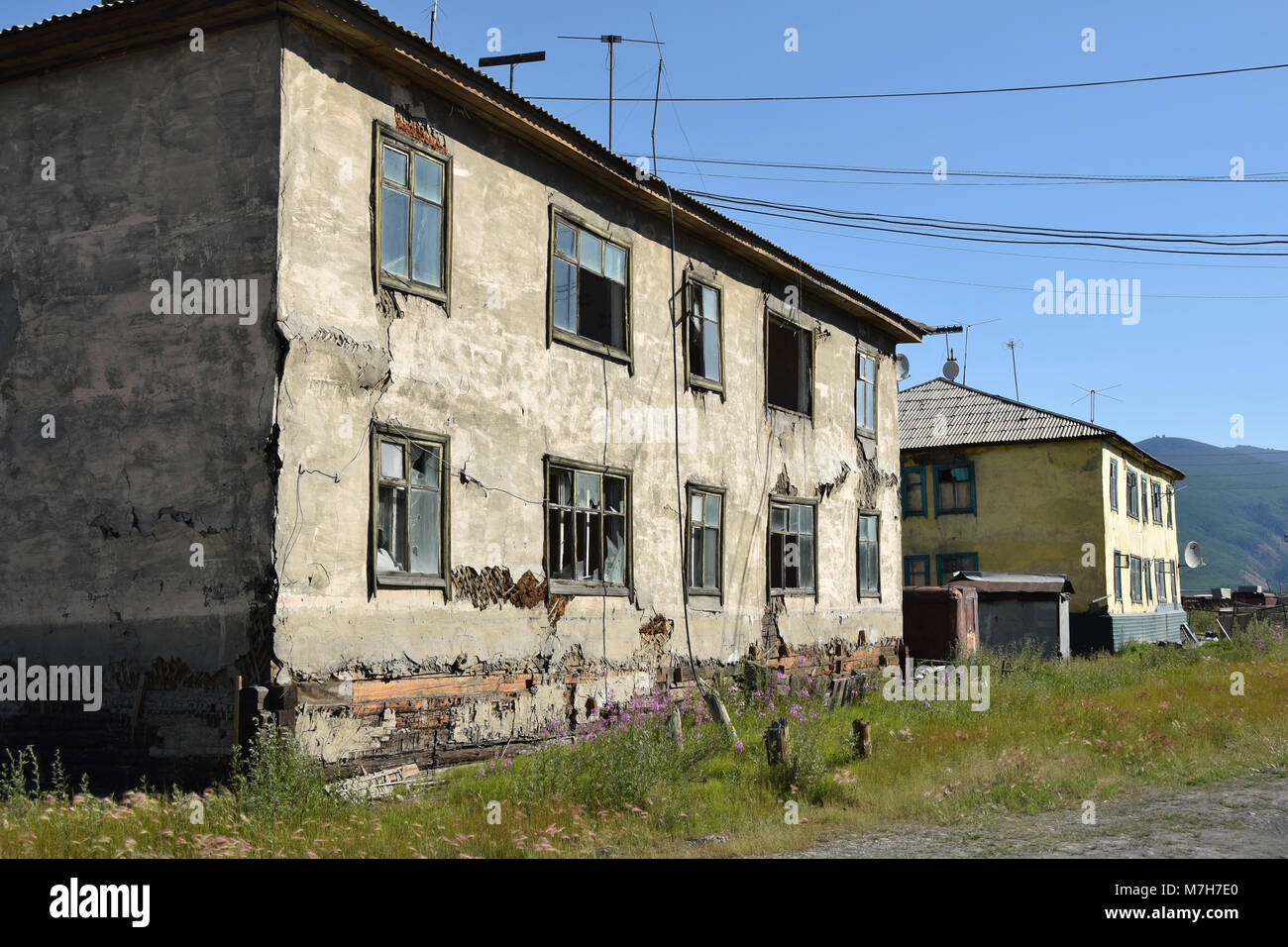 Un vieux bâtiment en béton dans la ville de Ust Nera, le nord de la Kolyma. Banque D'Images