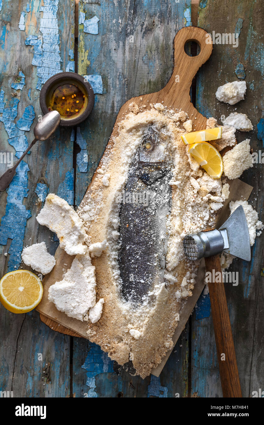 Le poisson cuit dans le sel avec du citron et l'huile, deadpan style, rustique, vue d'en haut Banque D'Images