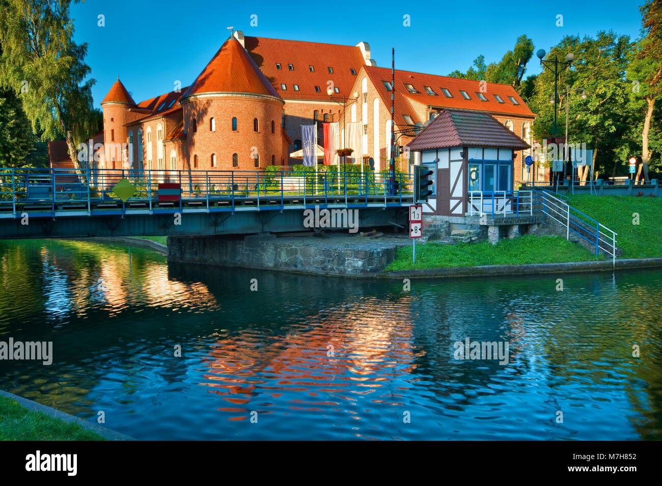 GIZYCKO, Pologne - 21 juillet : quatre étoiles hôtel Saint Bruno faite à l'époque médiévale et le château des chevaliers teutoniques au lever du soleil sur le pont tournant sur le Canal Luczanski Juillet Banque D'Images
