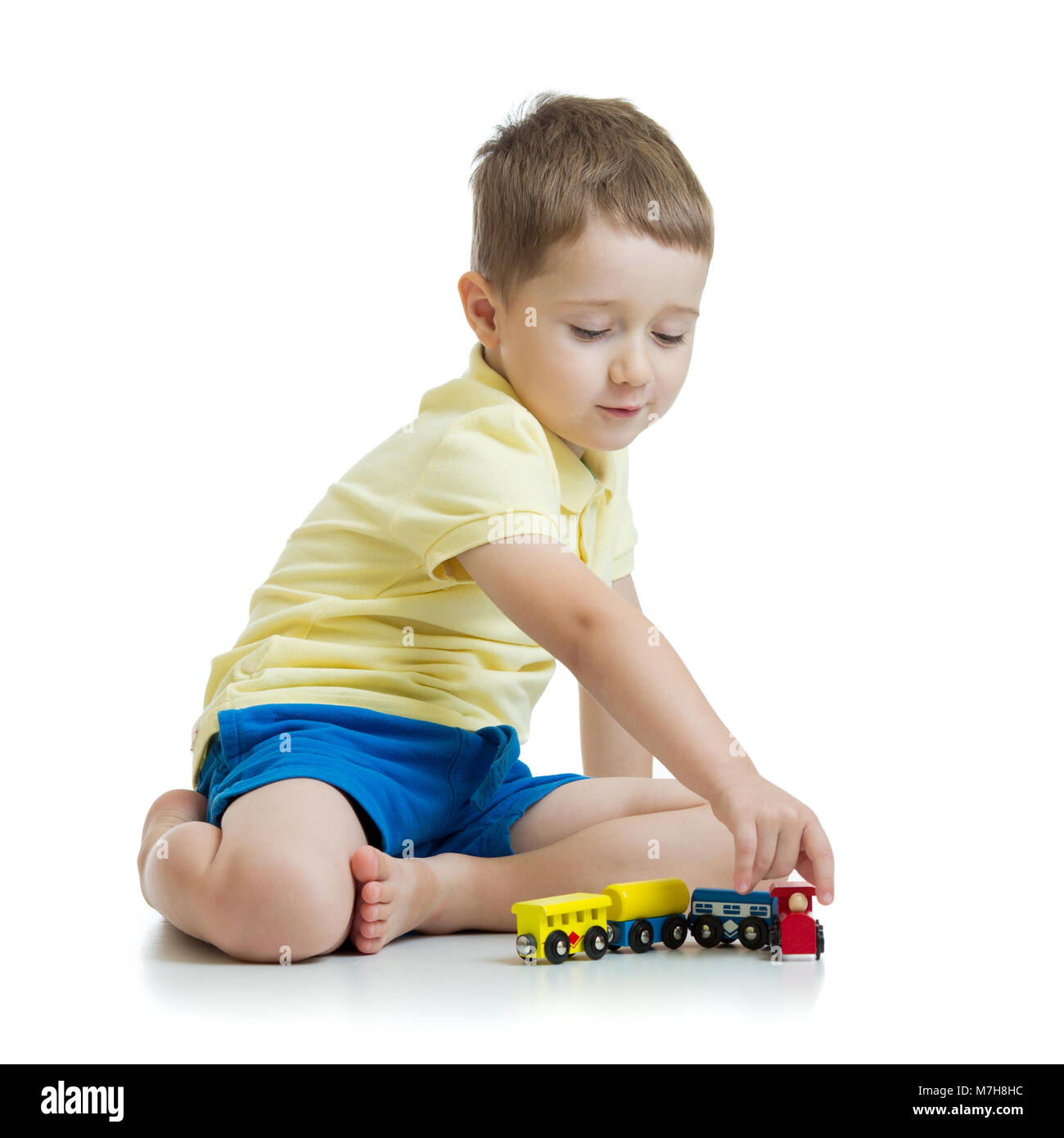 Enfant jouant avec des jouets à la maison Banque D'Images