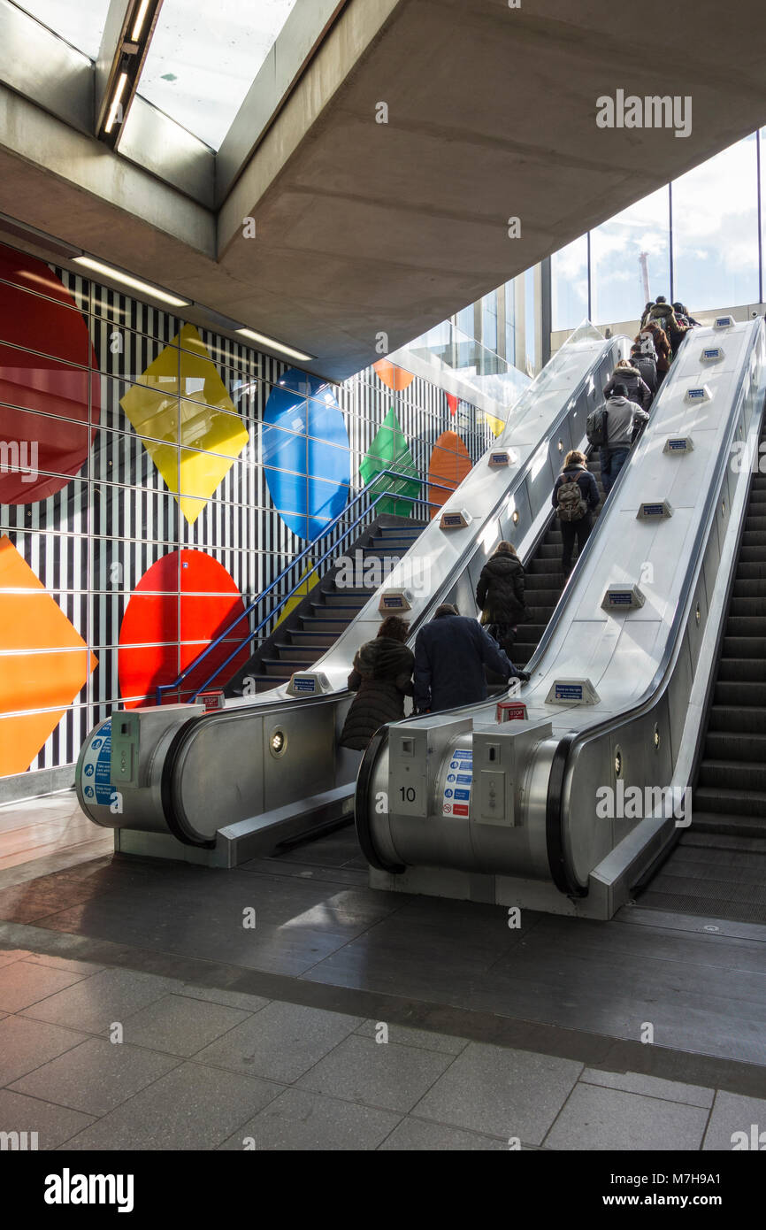 Daniel Buren larges rayures de motifs géométriques et à la station de métro Tottenham Court Road, Londres, UK Banque D'Images