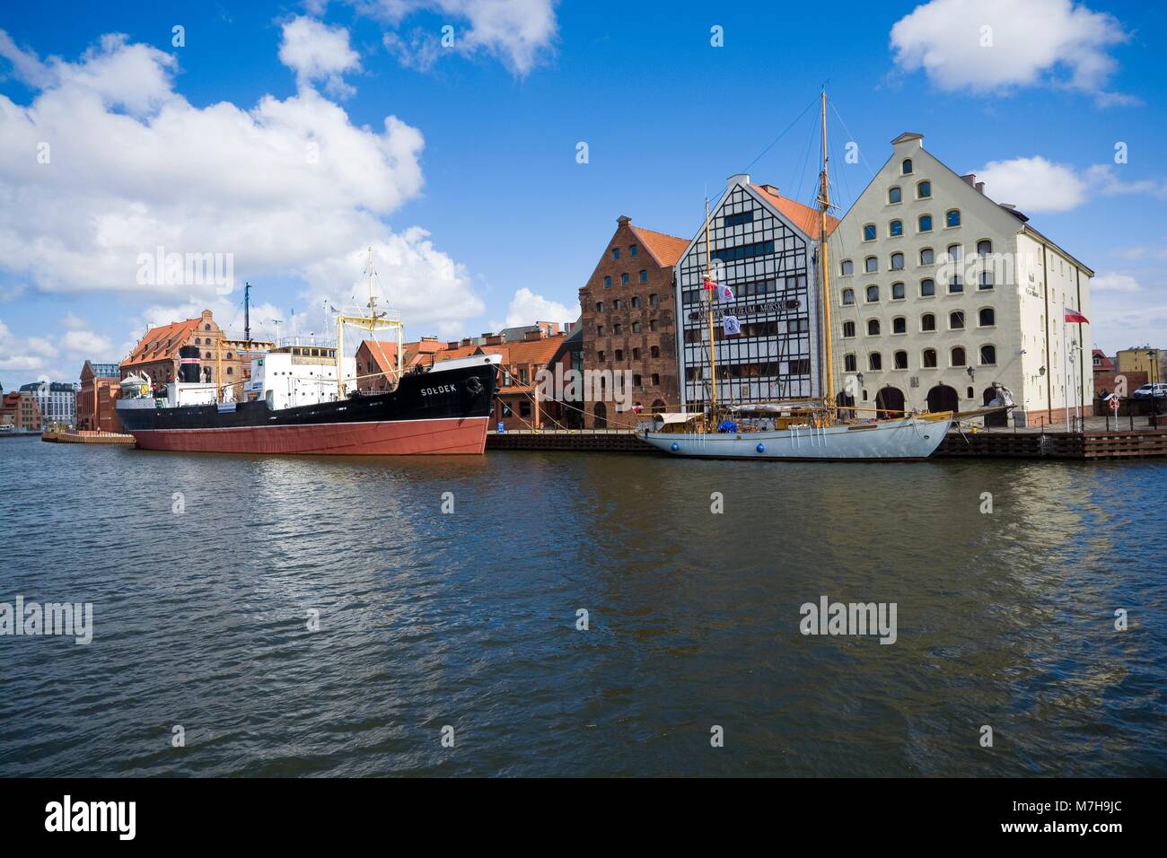 GDANSK, POLOGNE - Le 19 avril 2017 : Bateaux amarrés à quai de la rivière Motlawa dans la vieille ville de Gdansk, Pologne. Les bâtiments sur la droite grenier Banque D'Images