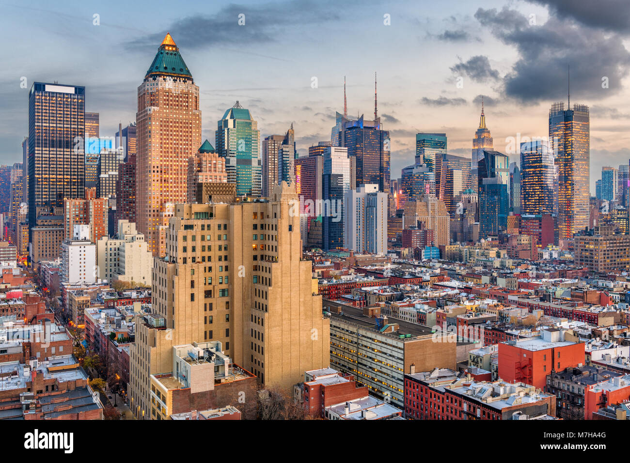 New York, New York, USA Manhattan skyline sur Hell's Kitchen, à l'aube. Banque D'Images