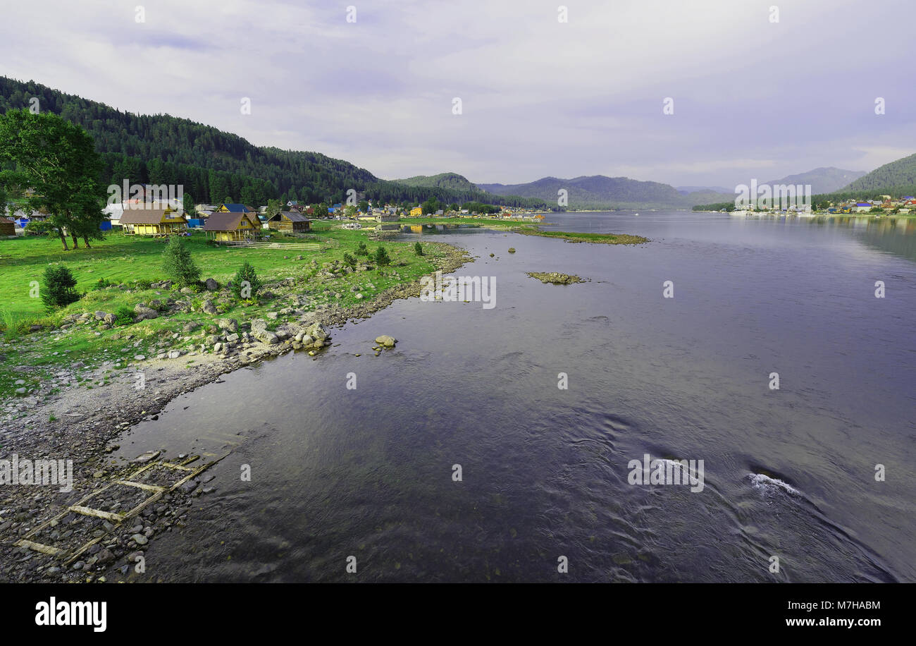 La Russie, la Sibérie, la République d'Altaï. La source de la rivière de l'Adama, une vue sur le lac Teletskoye à partir de l'eau Banque D'Images