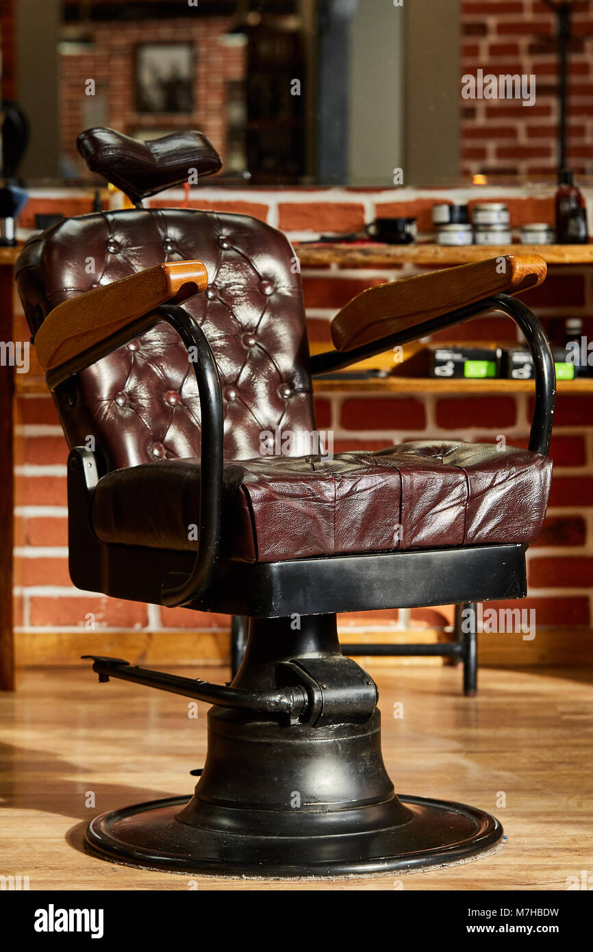 Salon de coiffure, coiffure des chaises faites de cuir brun. Fauteuil en  cuir rétro style vintage dans barber shop. L'équipement vintage. Homme  soins et beauté. Gr Photo Stock - Alamy