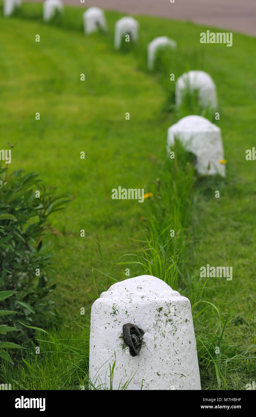Et après clôture de la chaîne sur le côté de l'entrée d'une fonction d'ornement populaire dans les jardins. Copie vide de l'espace pour l'inscription. Focus sélectif. Piliers Banque D'Images