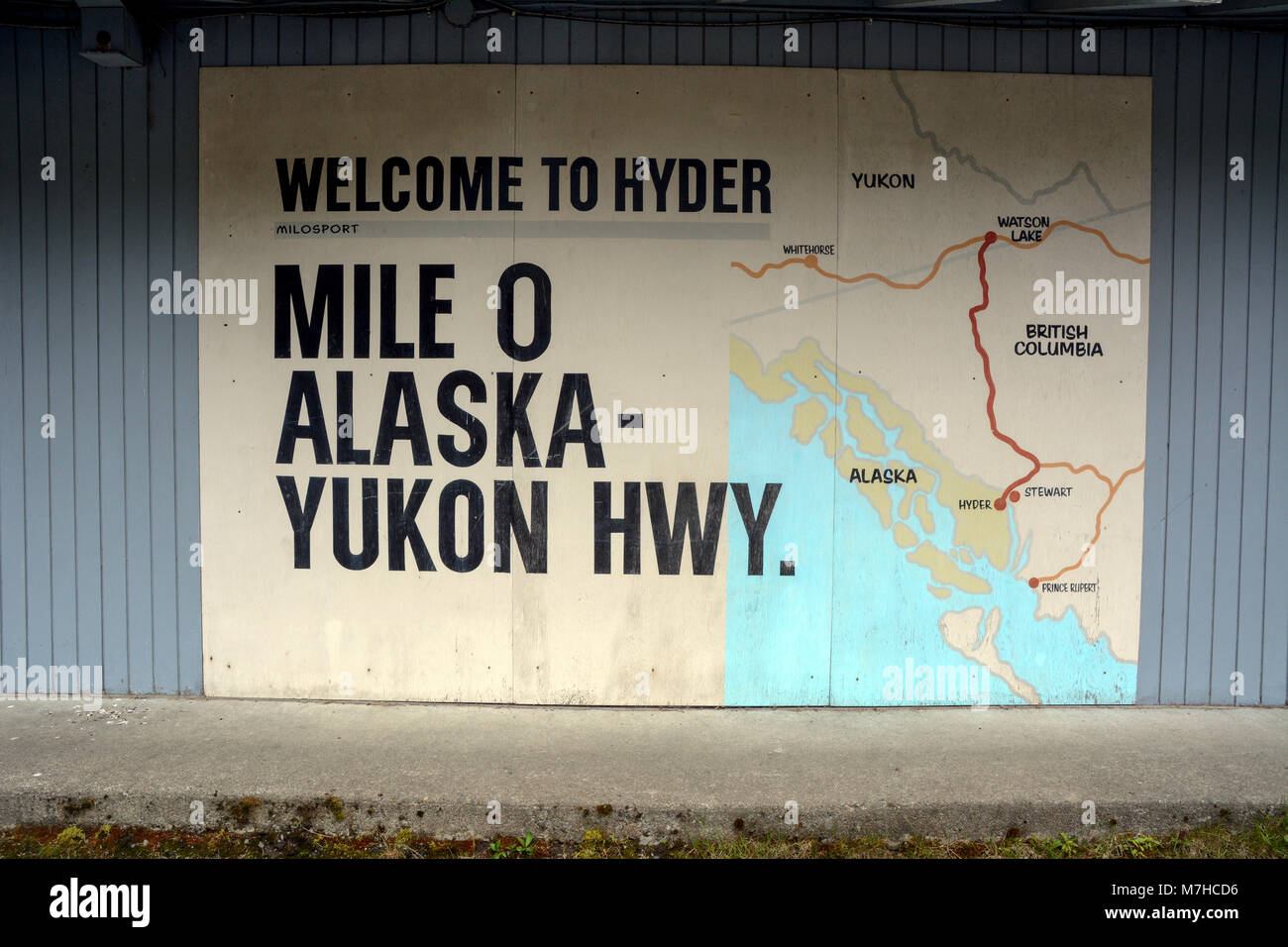 Un panneau de bienvenue sur la route principale dans la communauté éloignée de Hyder, dans le sud-est de l'Alaska, USA, à la frontière de Stewart, en Colombie-Britannique, Canada. Banque D'Images