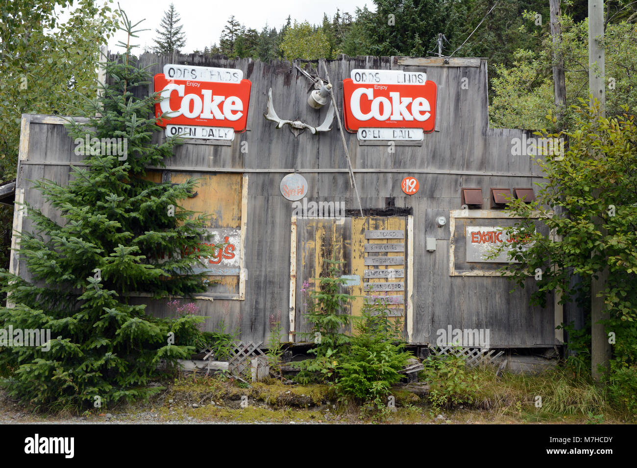 L'extérieur d'un vieux bâtiment délabré et abandonné dans la ville minière historique de Hyder, Alaska, United States. Banque D'Images